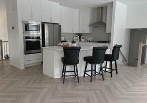 Microondas, horno, parrilla de estufa y lavavajillas 