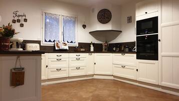 Een microgolfoven, een oven, een kookplaat, een vaatwasser