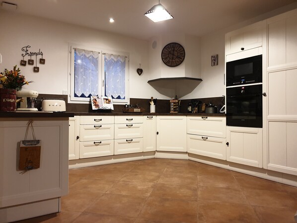 Microonde, forno, piano cottura, lavastoviglie