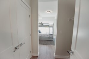 2 habitaciones, tabla de planchar con plancha, wifi y ropa de cama 