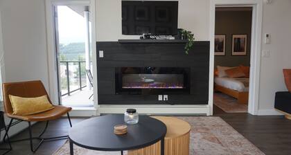 New Mountain View Condo | 2BR • 3 Beds • AC • Vaulted Ceilings • Top Floor