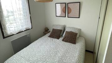 1 chambre, fer et planche Ă repasser, draps fournis