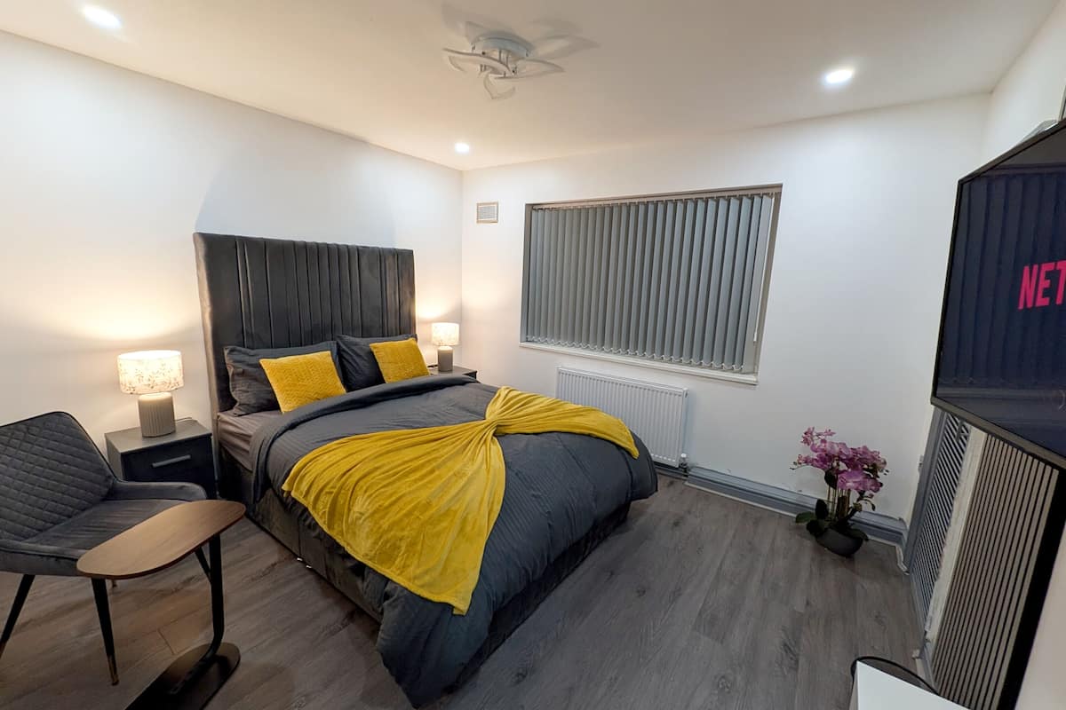 Iron/ironing board, free WiFi, bed sheets