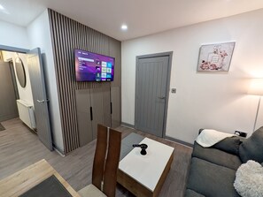 Smart TV - Spacious and Comfortable Modern Rooms (Clayton)
