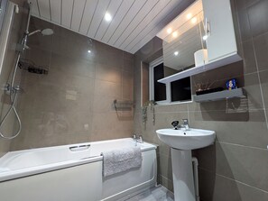 Shared bathroom - Spacious and Comfortable Modern Rooms (Clayton)