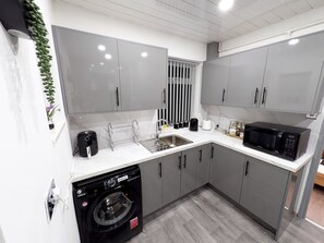 冰箱、微波炉、烤箱、炉灶