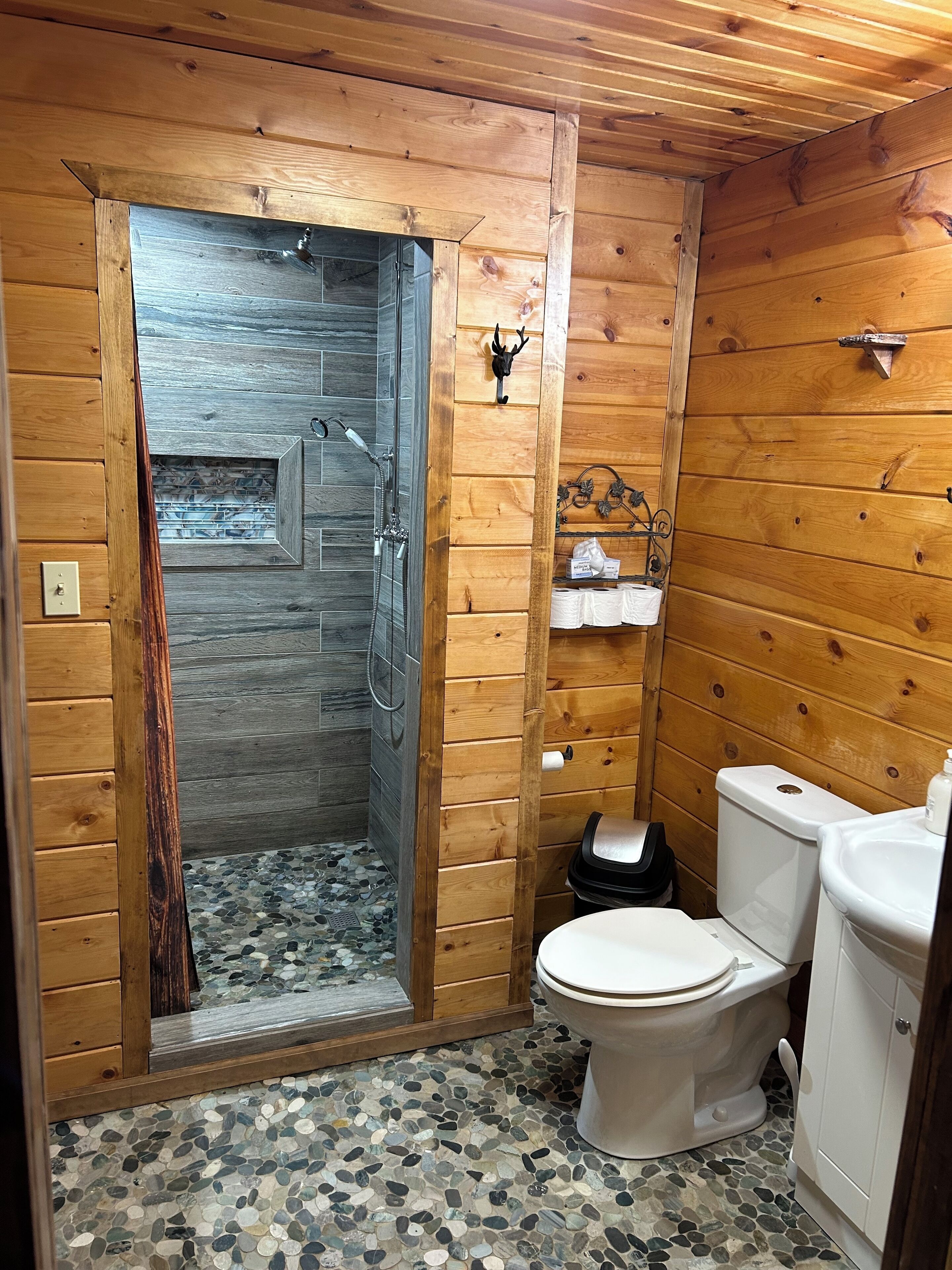 Dusche, Handtücher, Toilettenpapier