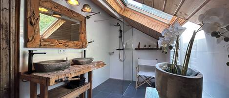 Douche, séchoir à cheveux, serviettes fournies, savon