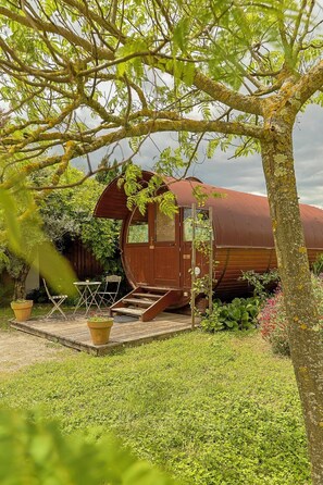 Exterior - In the quiet countryside, surrounded by vineyards, a comfortable air-conditioned Tonneau. (Chanos-Curson)