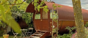 In the quiet countryside, surrounded by vineyards, a comfortable air-conditioned Tonneau.