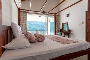 Villa Deluxe, vistas al río | 1 dormitorio, caja fuerte, escritorio