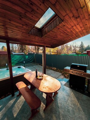 Outdoor dining - Spacious 3-bedroom apartment with hot tub, AC in charming Gárdony (Gárdony)