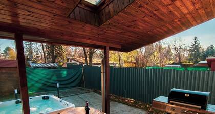 Spacious 3-bedroom apartment with hot tub, AC in charming GĂĄrdony