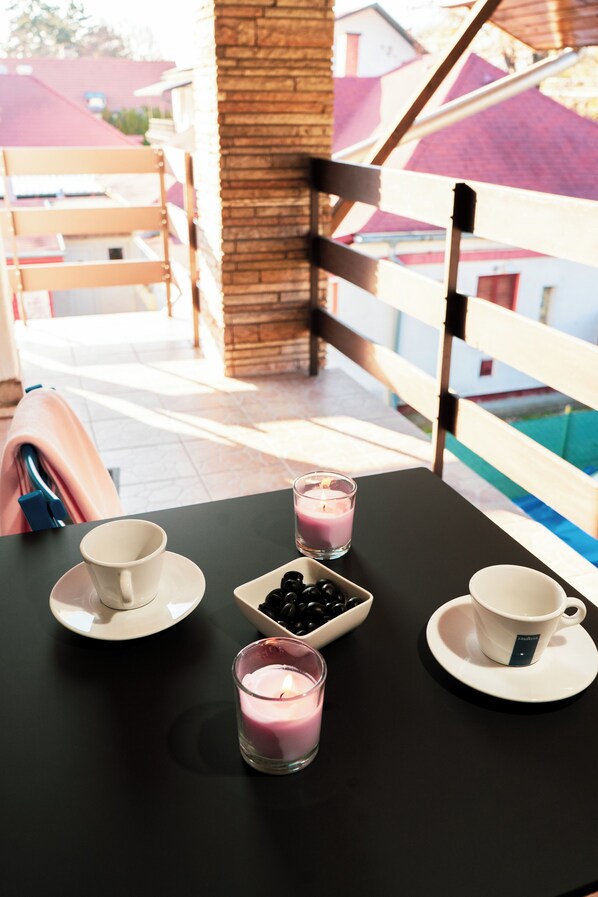 Outdoor dining - Spacious 3-bedroom apartment with hot tub, AC in charming Gárdony (Gárdony)