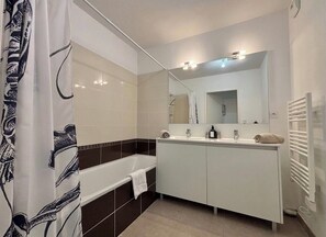 Haartrockner, Handtücher, Seife, Toilettenpapier
