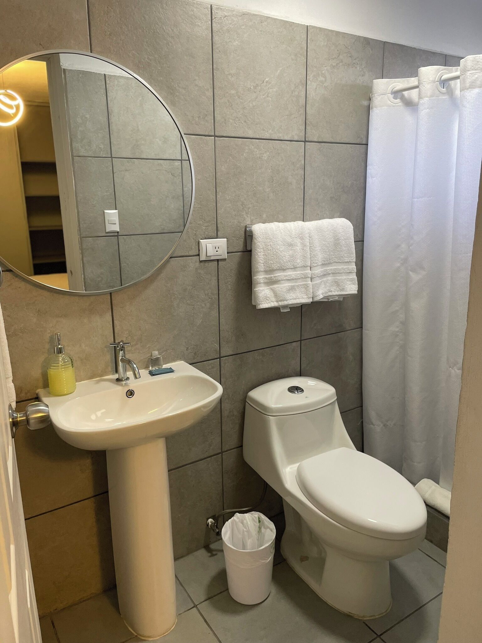 Deluxe Room | Bathroom | Free toiletries, towels, soap, shampoo