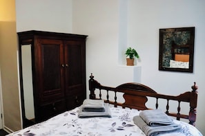 1 chambre, fer et planche à repasser, Wi-Fi gratuit, draps fournis
