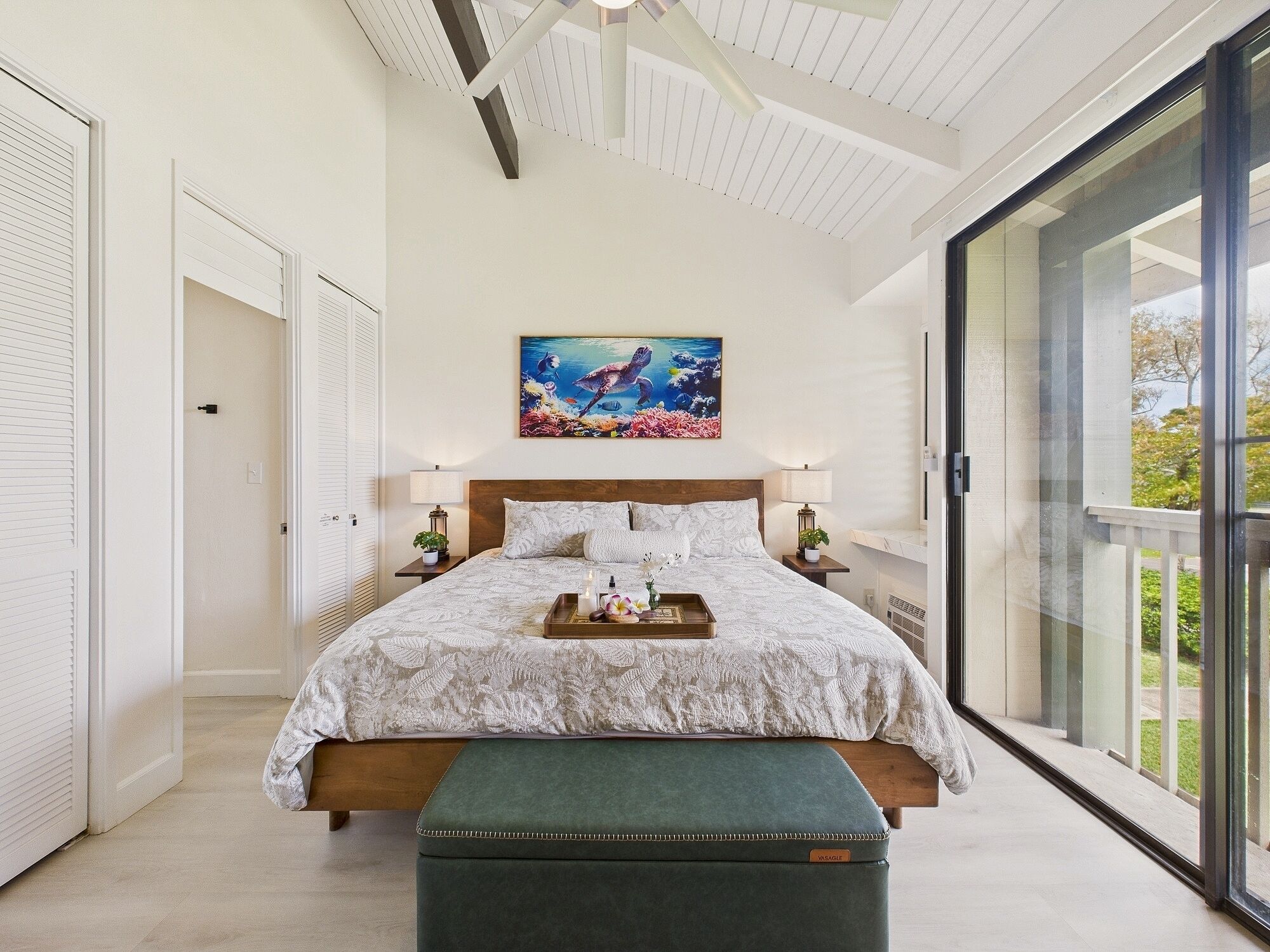 3 間睡房、書桌、熨斗/熨衫板、可攜式嬰兒床