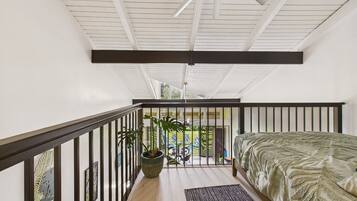 3 bedrooms, desk, iron/ironing board, travel crib