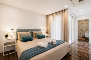 4 bedrooms, iron/ironing board, WiFi, bed sheets