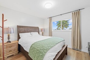 4 bedrooms, desk, WiFi, bed sheets