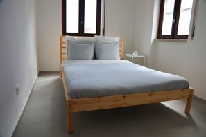 2 bedrooms, free WiFi, bed sheets - House in the historic area of Lourinhã (Lourinhã)