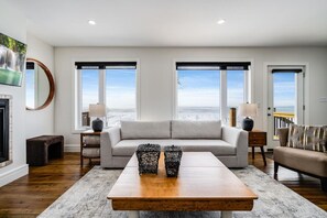 Smart-TV, peis, bøker og stereoanlegg