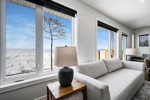 تلفزيون ذكي، مدفأة، كُتُب، ستيريو