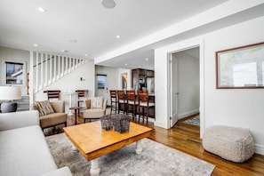 تلفزيون ذكي، مدفأة، كُتُب، ستيريو