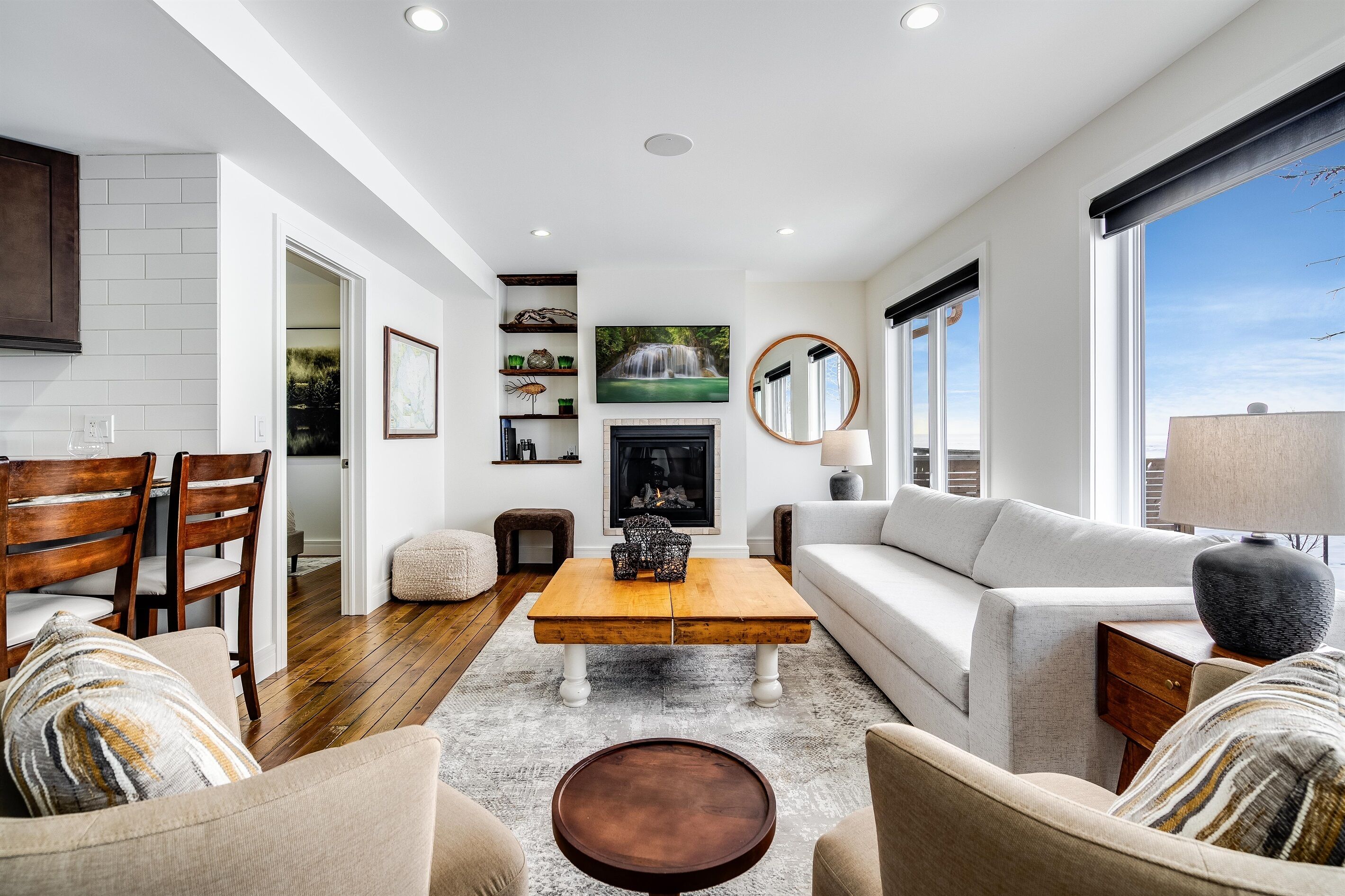 Smart TV, fireplace, books, stereo