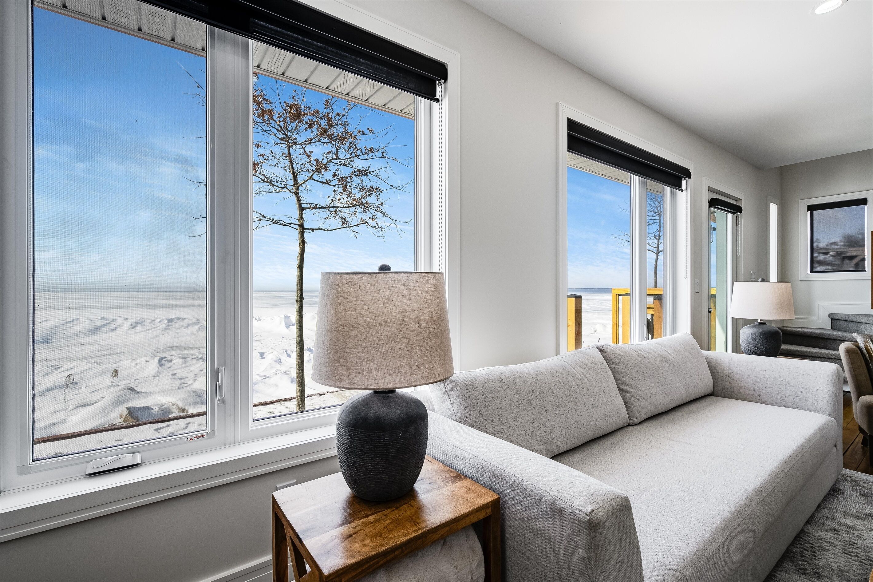 Una Smart TV, una chimenea