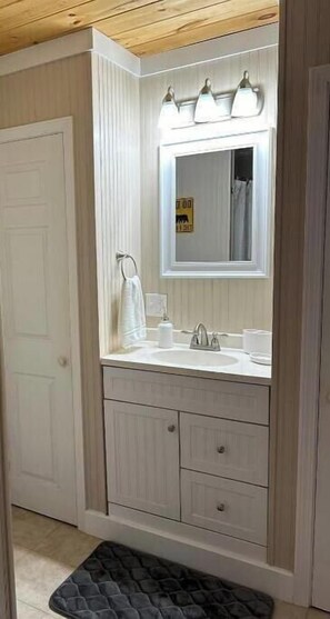 Secador de pelo, toallas y papel higiénico