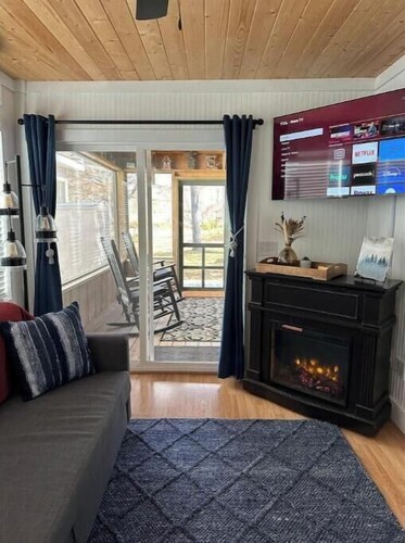 A beautiful tiny home located on the edge of a creek in the valley of Franklin!