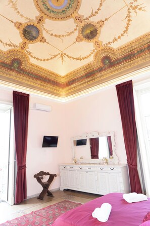 4 bedrooms, desk, iron/ironing board, free WiFi