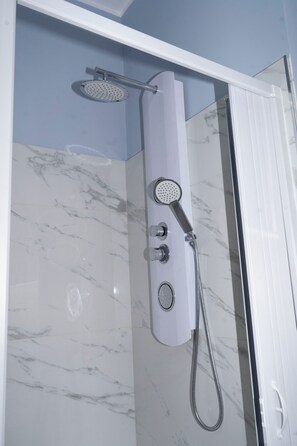 Douche, séchoir à cheveux, bidet, serviettes fournies