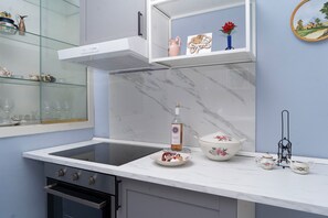 Réfrigérateur, four, plaque de cuisson, cafetière/bouilloire