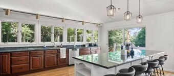 Luxury 5b 3ba on 10 acres w Lake view, Firepit, Hot Tub, Gameroom, close to Ski!