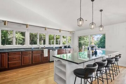 Luxury 5b 3ba on 10 acres w Lake view, Firepit, Hot Tub, Gameroom, close to Ski!