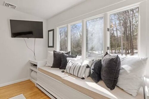 Luxury 5b 3ba on 10 acres w Lake view, Firepit, Hot Tub, Gameroom, close to Ski!