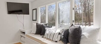 Luxury 5b 3ba on 10 acres w Lake view, Firepit, Hot Tub, Gameroom, close to Ski!