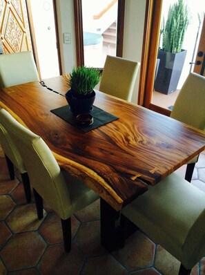Villa, 2 Bedrooms, Balcony, Mountain View | Dining room