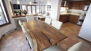 Villa, 2 Schlafzimmer, Balkon, Bergblick | Speisen