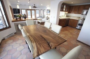 Villa, 2 Bedrooms, Balcony, Mountain View | Dining