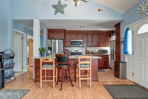 Fridge, microwave, oven, stovetop - Charming 3-bedroom house with WiFi and AC in Point Pleasant Beach (Point Pleasant Beach)