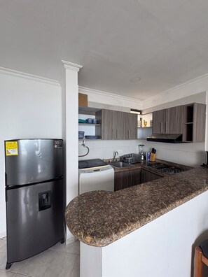 Réfrigérateur, blender, batterie de cuisine, vaisselle et ustensiles