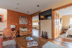 3 bedrooms, iron/ironing board, travel cot, WiFi - Unique 3-bedroom house close to Downton in Riverfront Neighborhood. (Missoula)