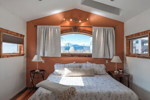 3 bedrooms, iron/ironing board, travel cot, WiFi - Unique 3-bedroom house close to Downton in Riverfront Neighborhood. (Missoula)