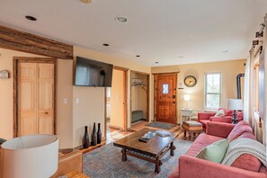 Living area - Unique 3-bedroom house close to Downton in Riverfront Neighborhood. (Missoula)