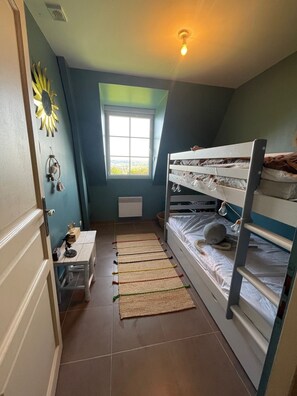 5 bedrooms, iron/ironing board, WiFi, bed sheets