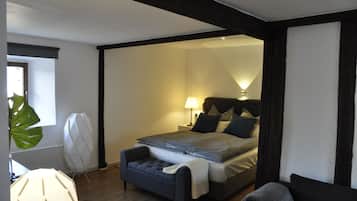 4 bedrooms, desk, iron/ironing board, WiFi